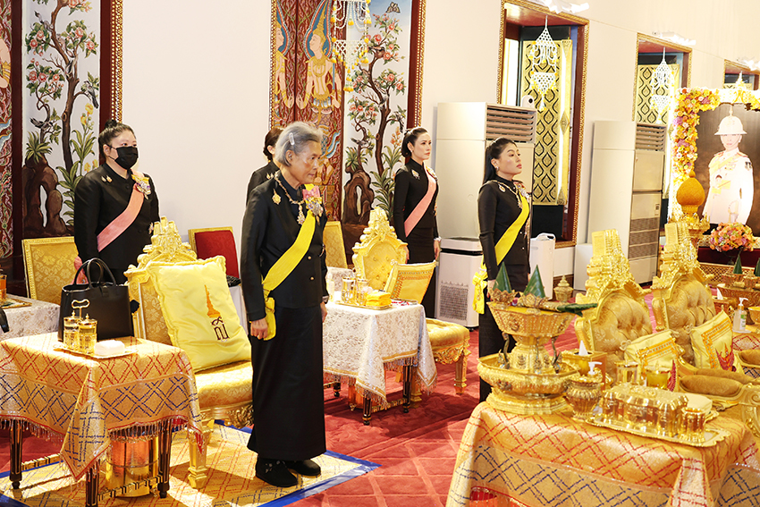 พระบาทสมเด็จพระเจ้าอยู่หัวและสมเด็จพระนางเจ้าฯ พระบรมราชินี ทรงบำเพ็ญพระราชกุศลสัตตมวารพระราชทานพระศพเจ้าฟ้าพัชรกิติยาภาฯ โดยมีกษัตริย์และราชินีแห่งภูฏานเสด็จฯ ร่วมพิธี 8