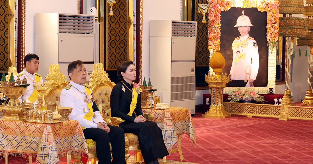 พระบาทสมเด็จพระเจ้าอยู่หัวและสมเด็จพระนางเจ้าฯ พระบรมราชินี ทรงประกอบพระราชพิธีพระราชทานน้ำสรงพระศพและสถาปนาพระเกียรติยศ เจ้าฟ้าพัชรกิติยาภาฯ