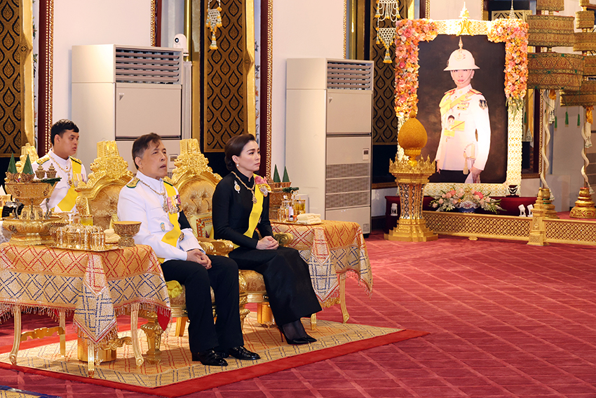พระบาทสมเด็จพระเจ้าอยู่หัวและสมเด็จพระนางเจ้าฯ พระบรมราชินี ทรงประกอบพระราชพิธีพระราชทานน้ำสรงพระศพและสถาปนาพระเกียรติยศ เจ้าฟ้าพัชรกิติยาภาฯ 1