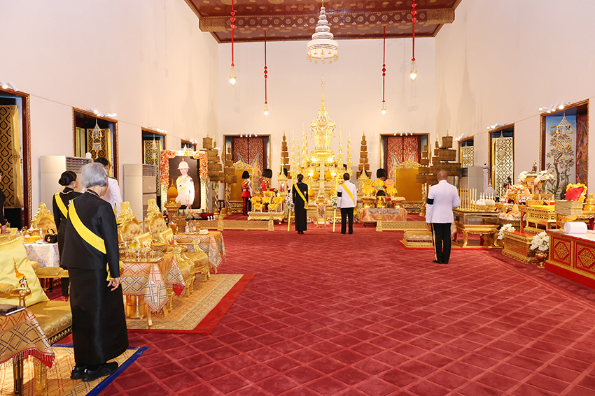 พระบาทสมเด็จพระเจ้าอยู่หัวและสมเด็จพระนางเจ้าฯ พระบรมราชินี ทรงประกอบพระราชพิธีพระราชทานน้ำสรงพระศพและสถาปนาพระเกียรติยศ เจ้าฟ้าพัชรกิติยาภาฯ 2