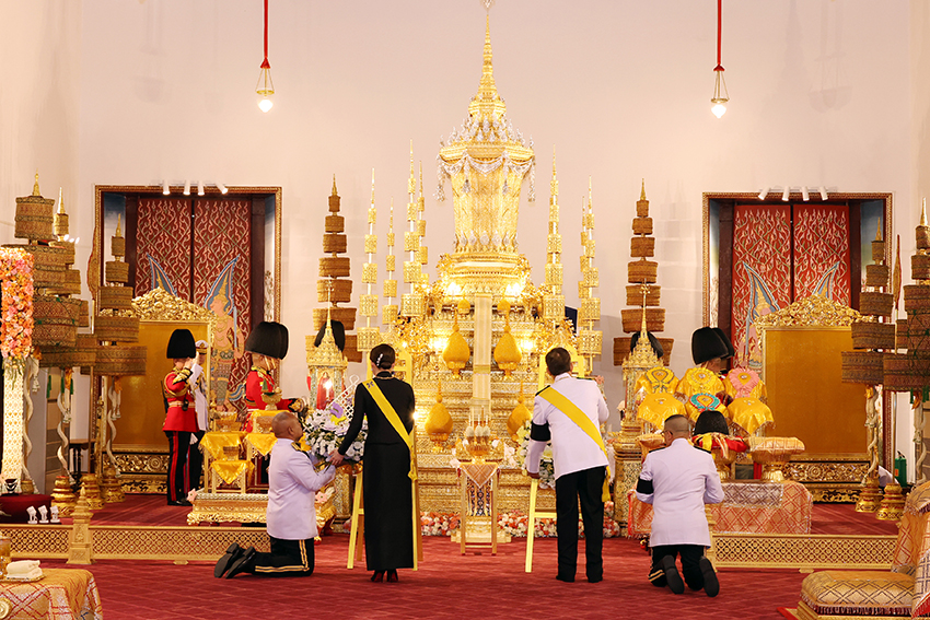 พระบาทสมเด็จพระเจ้าอยู่หัวและสมเด็จพระนางเจ้าฯ พระบรมราชินี ทรงประกอบพระราชพิธีพระราชทานน้ำสรงพระศพและสถาปนาพระเกียรติยศ เจ้าฟ้าพัชรกิติยาภาฯ 3