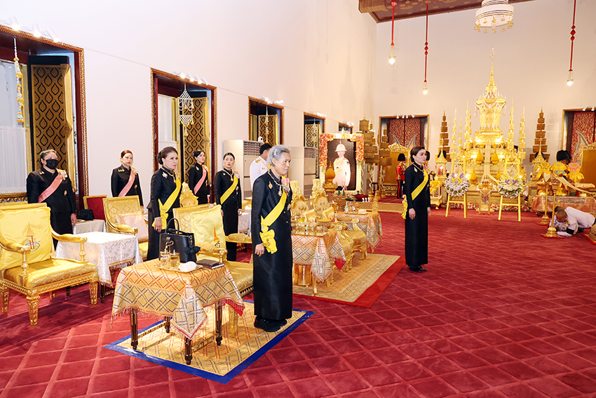 พระบาทสมเด็จพระเจ้าอยู่หัวและสมเด็จพระนางเจ้าฯ พระบรมราชินี ทรงประกอบพระราชพิธีพระราชทานน้ำสรงพระศพและสถาปนาพระเกียรติยศ เจ้าฟ้าพัชรกิติยาภาฯ 4