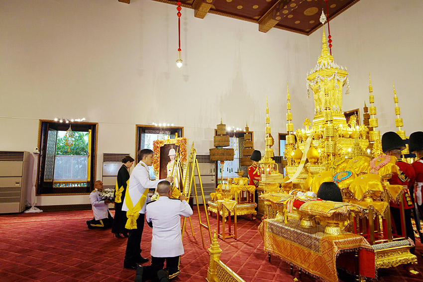 พระบาทสมเด็จพระเจ้าอยู่หัวและสมเด็จพระนางเจ้าฯ พระบรมราชินี ทรงประกอบพระราชพิธีพระราชทานน้ำสรงพระศพและสถาปนาพระเกียรติยศ เจ้าฟ้าพัชรกิติยาภาฯ 6