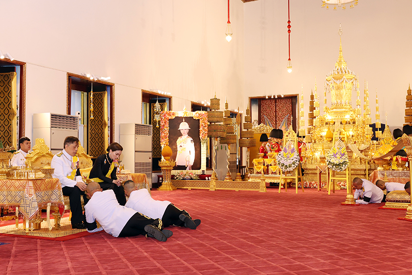 พระบาทสมเด็จพระเจ้าอยู่หัวและสมเด็จพระนางเจ้าฯ พระบรมราชินี ทรงประกอบพระราชพิธีพระราชทานน้ำสรงพระศพและสถาปนาพระเกียรติยศ เจ้าฟ้าพัชรกิติยาภาฯ 7
