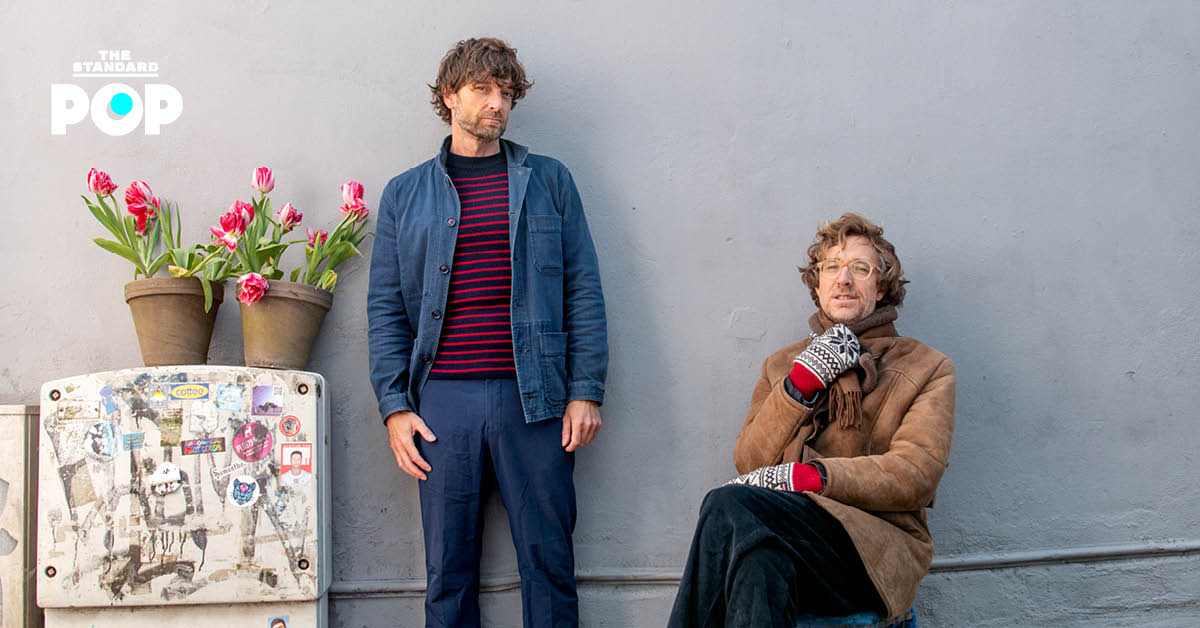 ภาพวง Kings of Convenience สองสมาชิกกำลังเล่นดนตรี