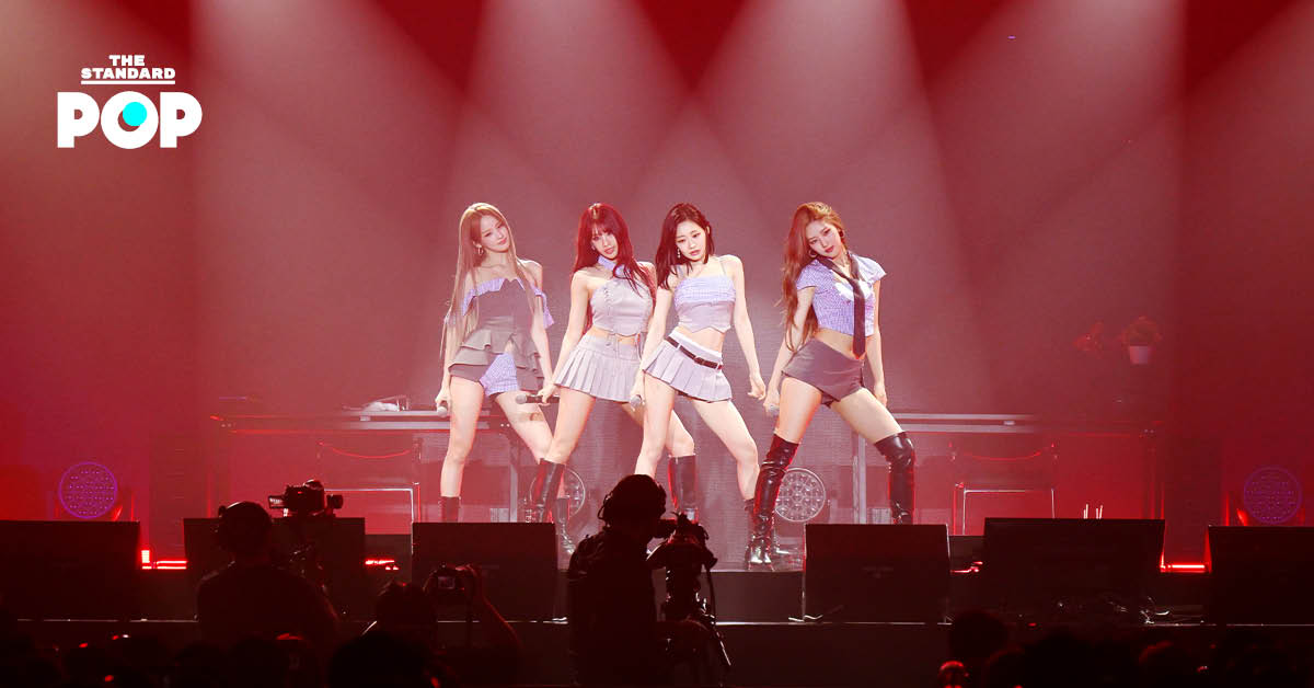 ภาพสี่สาววง KISS OF LIFE ในชุดธีมนักสืบสาวบนเวทีงานแฟนมีตติ้งที่กรุงเทพฯ
