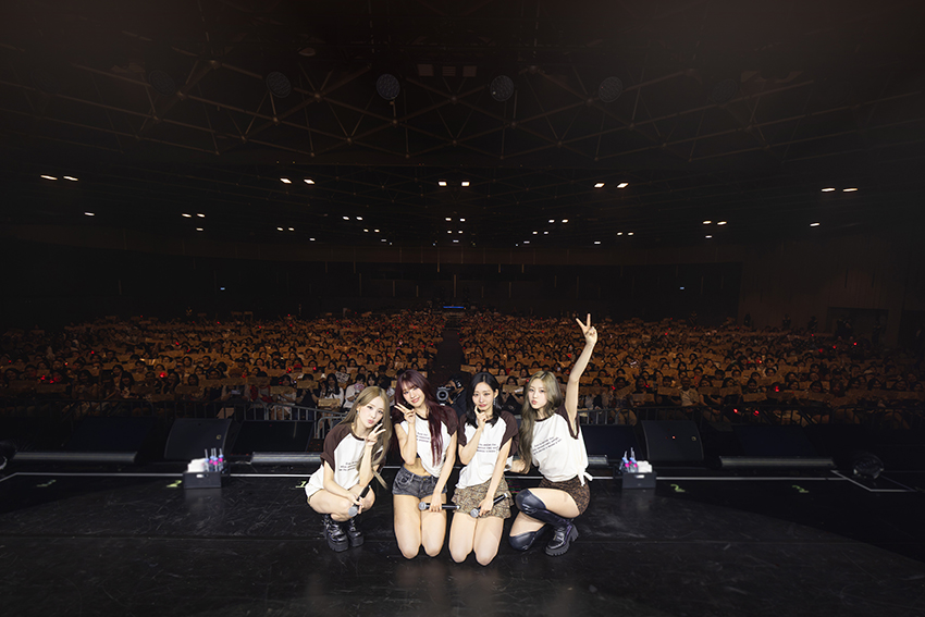 ภาพสี่สาววง KISS OF LIFE ในชุดธีมนักสืบสาวบนเวทีงานแฟนมีตติ้งที่กรุงเทพฯ 10