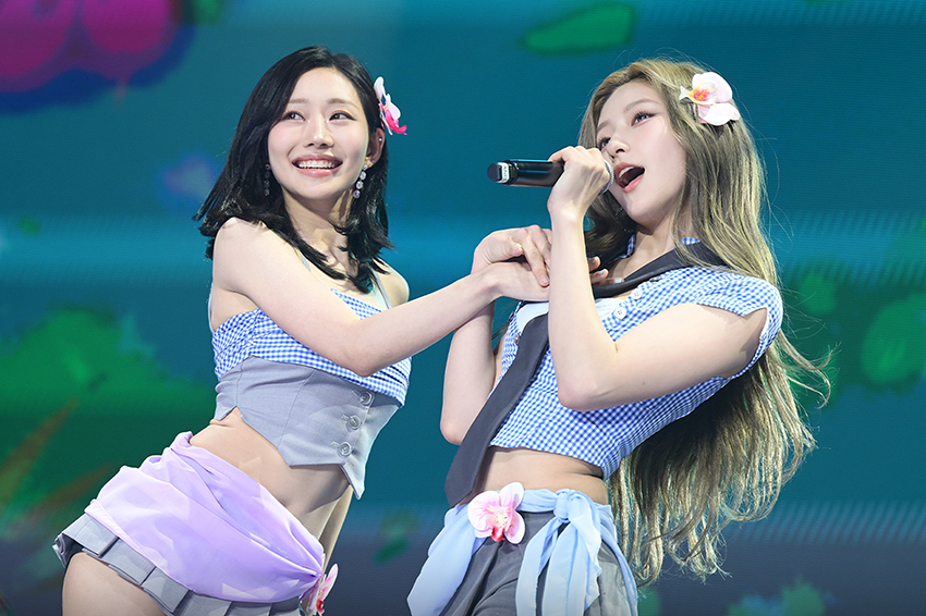 ภาพสี่สาววง KISS OF LIFE ในชุดธีมนักสืบสาวบนเวทีงานแฟนมีตติ้งที่กรุงเทพฯ 3