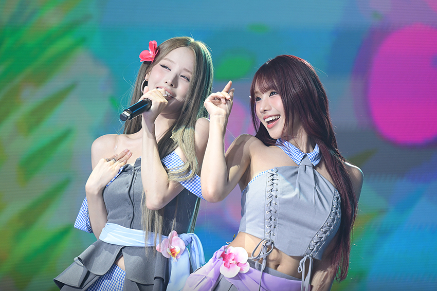 ภาพสี่สาววง KISS OF LIFE ในชุดธีมนักสืบสาวบนเวทีงานแฟนมีตติ้งที่กรุงเทพฯ 6