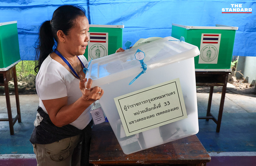 ผู้สูงอายุพ่นยาหอบก่อนเข้าคูหาเลือกตั้ง กทม. ในเขตคลองเตย 2