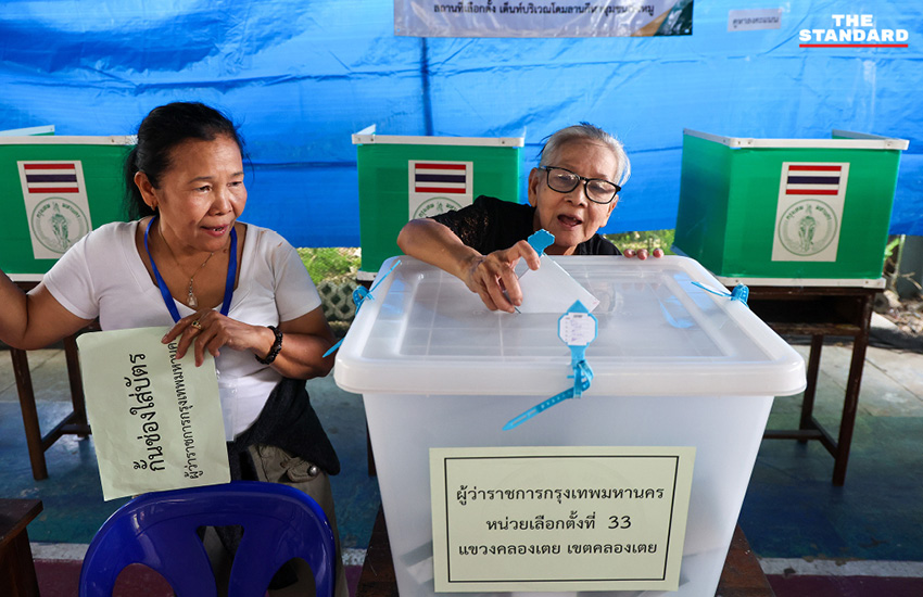 ผู้สูงอายุพ่นยาหอบก่อนเข้าคูหาเลือกตั้ง กทม. ในเขตคลองเตย 5