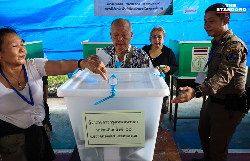 ผู้สูงอายุพ่นยาหอบก่อนเข้าคูหาเลือกตั้ง กทม. ในเขตคลองเตย 8