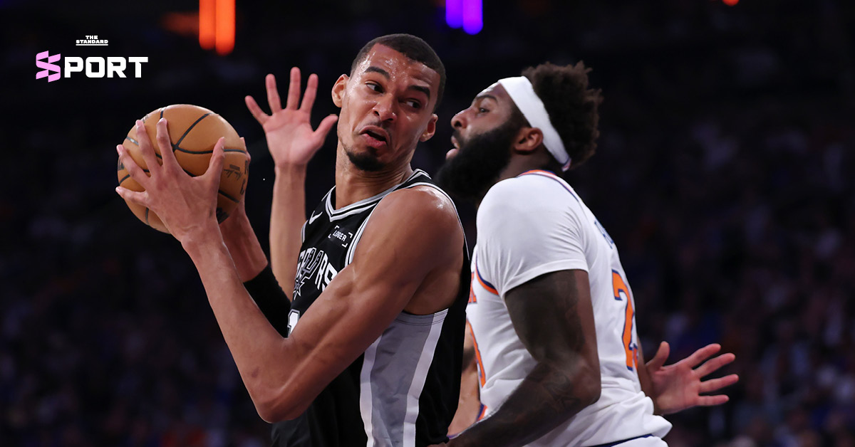นักบาสเกตบอลทีม นิวยอร์ก นิกส์ กำลังแข่งขันใน NBA ไฟนอลส์ เกมที่ 4