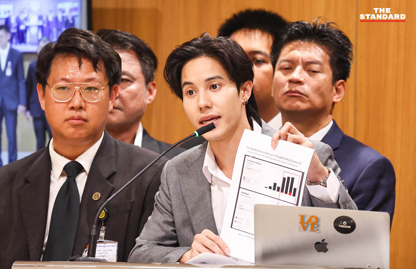 คริส โปตระนันทน์ สส.บัญชีรายชื่อ พรรคเศรษฐกิจ แถลงข่าวเปิดข้อมูลระบบอากงที่รัฐสภา 2