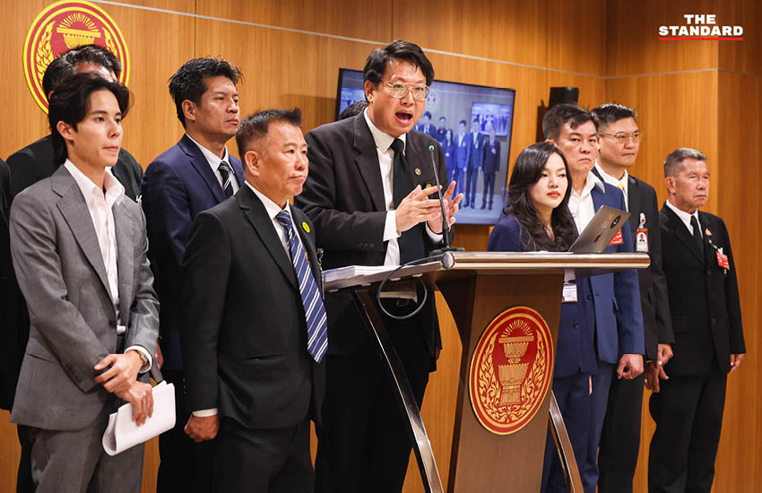 คริส โปตระนันทน์ สส.บัญชีรายชื่อ พรรคเศรษฐกิจ แถลงข่าวเปิดข้อมูลระบบอากงที่รัฐสภา 3