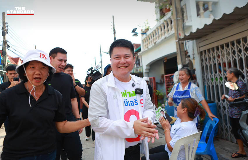 ภาพผู้สมัคร ส.ก. กฤษฏ์ คงวุฒิปัญญา ลงพื้นที่หาเสียงในชุมชนเขตภาษีเจริญ 1