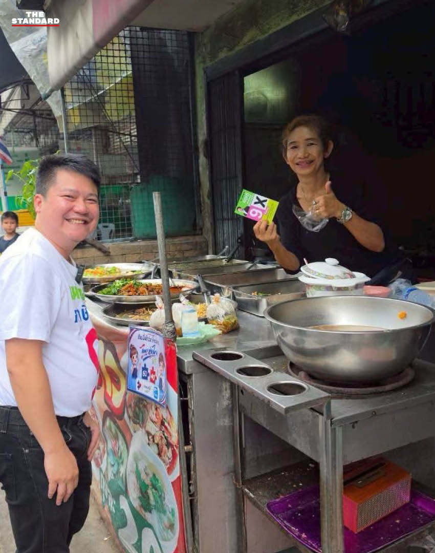 ภาพผู้สมัคร ส.ก. กฤษฏ์ คงวุฒิปัญญา ลงพื้นที่หาเสียงในชุมชนเขตภาษีเจริญ 4