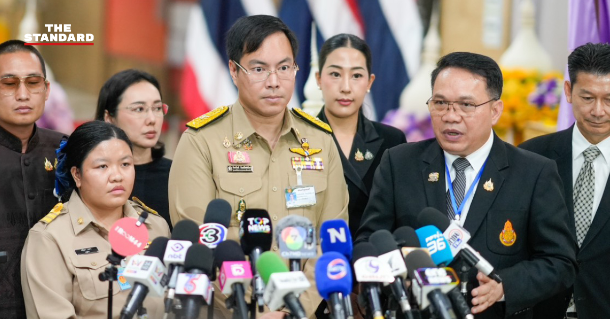 ครูนิ่มและรัฐมนตรีช่วยว่าการกระทรวงศึกษาธิการให้สัมภาษณ์สื่อมวลชน