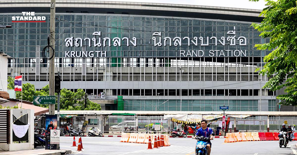 ภาพการเปลี่ยนป้ายชื่อสถานีกลางกรุงเทพอภิวัฒน์ที่ยังไม่แล้วเสร็จ