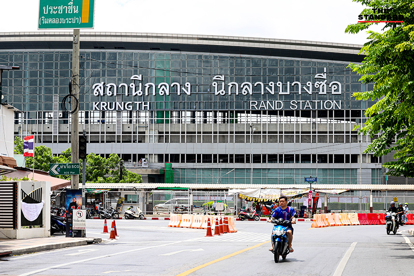 ภาพการเปลี่ยนป้ายชื่อสถานีกลางกรุงเทพอภิวัฒน์ที่ยังไม่แล้วเสร็จ 1
