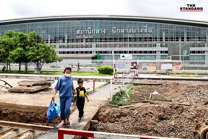 ภาพการเปลี่ยนป้ายชื่อสถานีกลางกรุงเทพอภิวัฒน์ที่ยังไม่แล้วเสร็จ 2