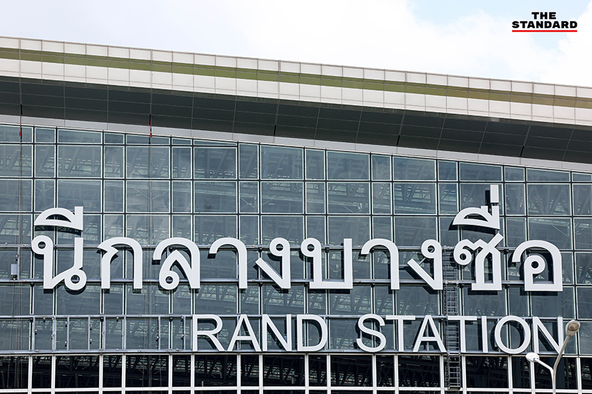 ภาพการเปลี่ยนป้ายชื่อสถานีกลางกรุงเทพอภิวัฒน์ที่ยังไม่แล้วเสร็จ 4