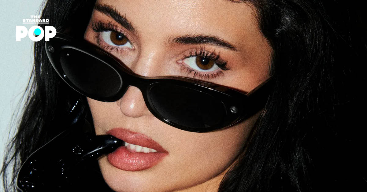 Kylie Jenner สวมแว่นตาอัจฉริยะ Meta ที่เธอร่วมออกแบบ
