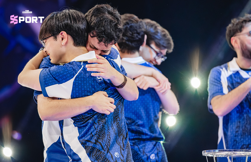 ภาพทีม LEVIATÁN ฉลองชัยชนะพร้อมถ้วยแชมป์ Masters London 3