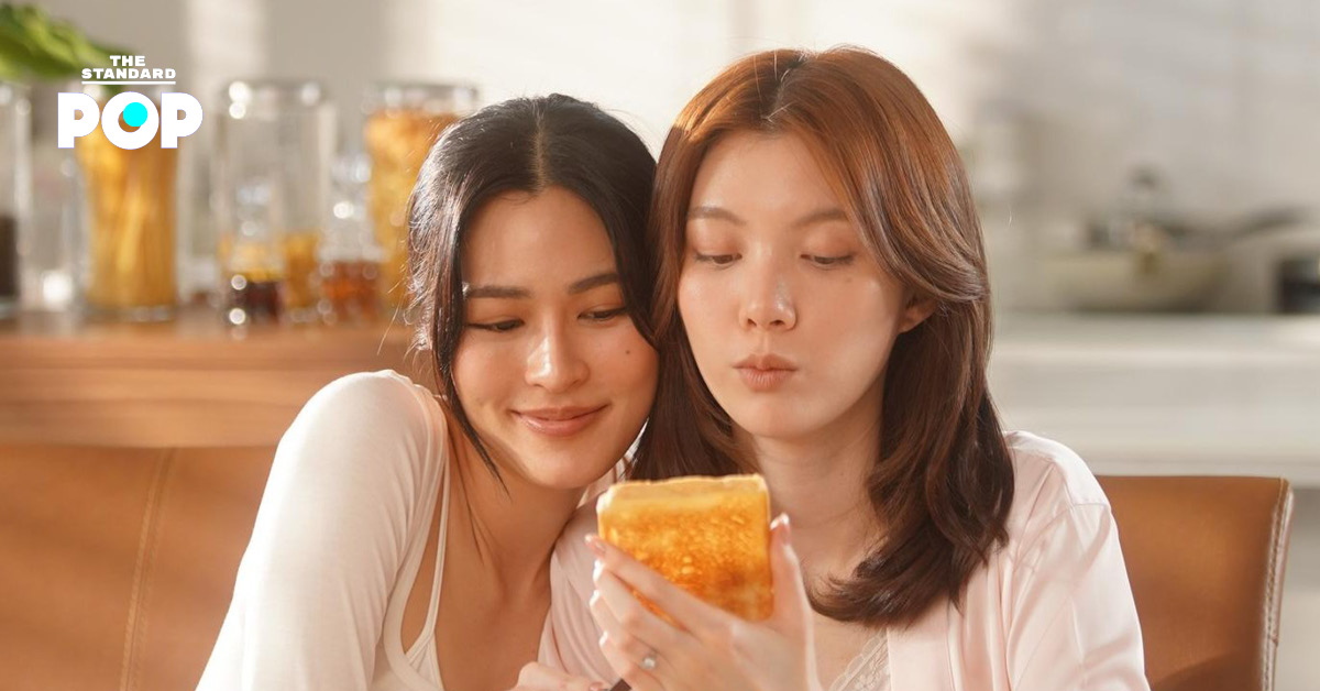 หลิงหลิง ศิริลักษณ์ และ ออม กรณ์นภัส ในภาพโปรโมตเพลง ‘ทั้งเจ็บทั้งรัก’