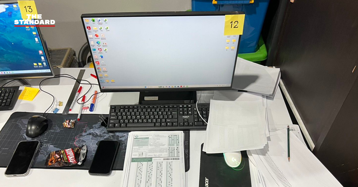 เจ้าหน้าที่ บก.ปปป. ตรวจยึดของกลางเครื่องคอมพิวเตอร์และเอกสารกระดาษคำตอบที่ใช้ในการทุจริตสอบท้องถิ่น