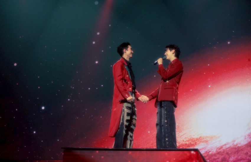 ภาพรวมนักแสดงชาย 24 คนจาก GMMTV บนเวทีคอนเสิร์ต LOVE OUT LOUD FAN FEST 2026: HEART RACE 14