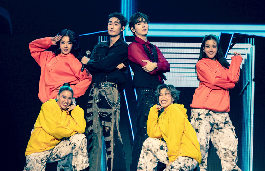 ภาพรวมนักแสดงชาย 24 คนจาก GMMTV บนเวทีคอนเสิร์ต LOVE OUT LOUD FAN FEST 2026: HEART RACE 15