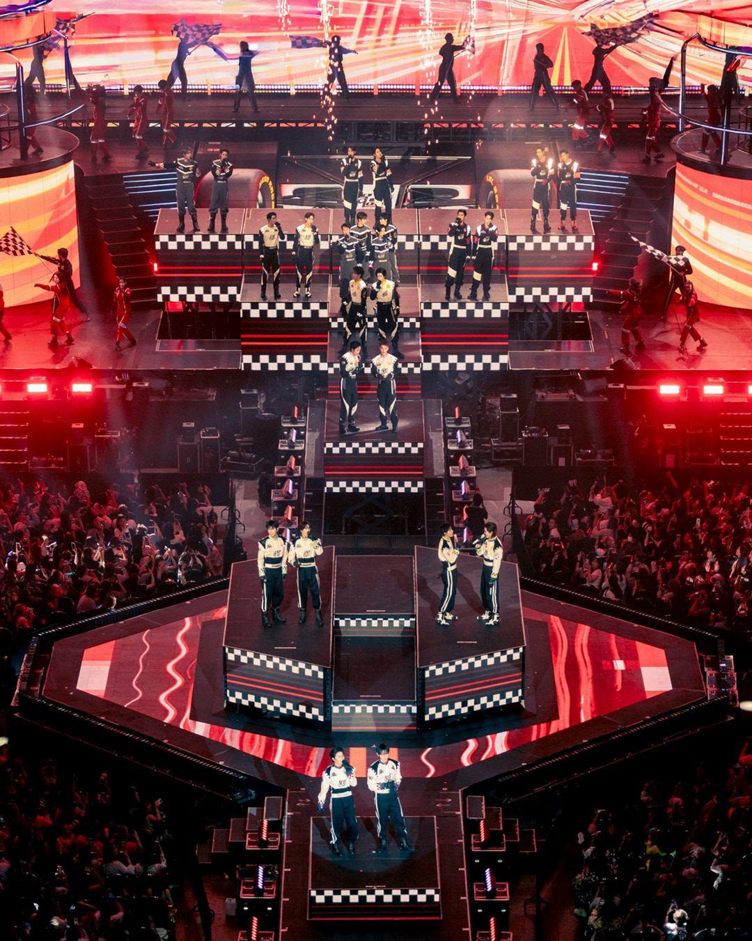 ภาพรวมนักแสดงชาย 24 คนจาก GMMTV บนเวทีคอนเสิร์ต LOVE OUT LOUD FAN FEST 2026: HEART RACE 2