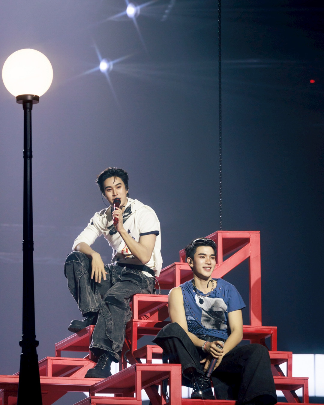 ภาพรวมนักแสดงชาย 24 คนจาก GMMTV บนเวทีคอนเสิร์ต LOVE OUT LOUD FAN FEST 2026: HEART RACE 25