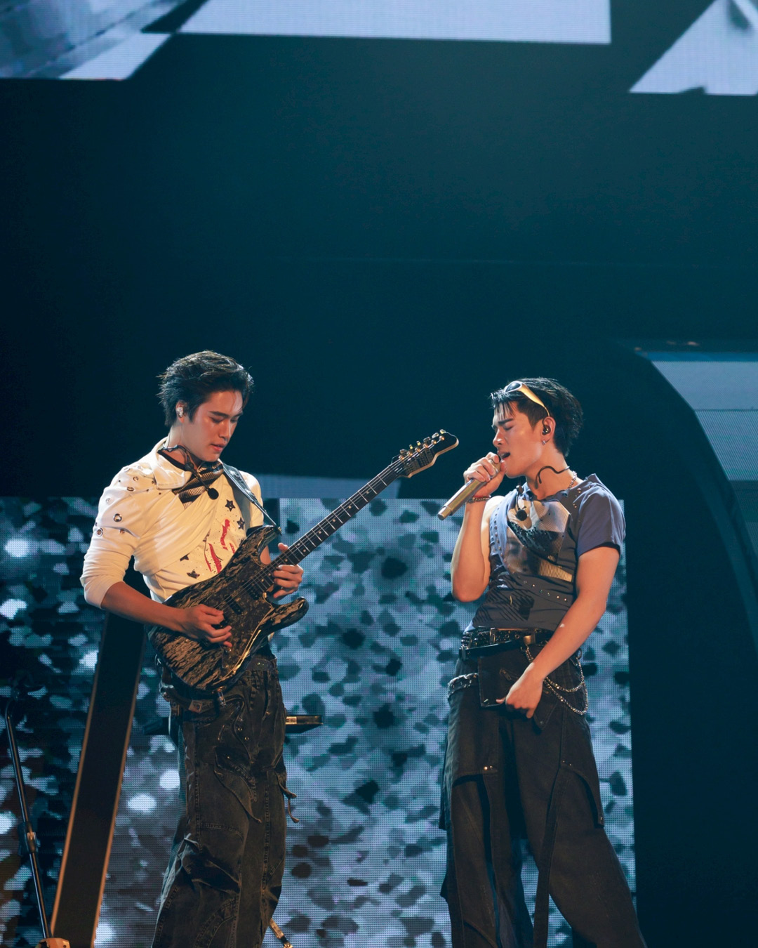 ภาพรวมนักแสดงชาย 24 คนจาก GMMTV บนเวทีคอนเสิร์ต LOVE OUT LOUD FAN FEST 2026: HEART RACE 26