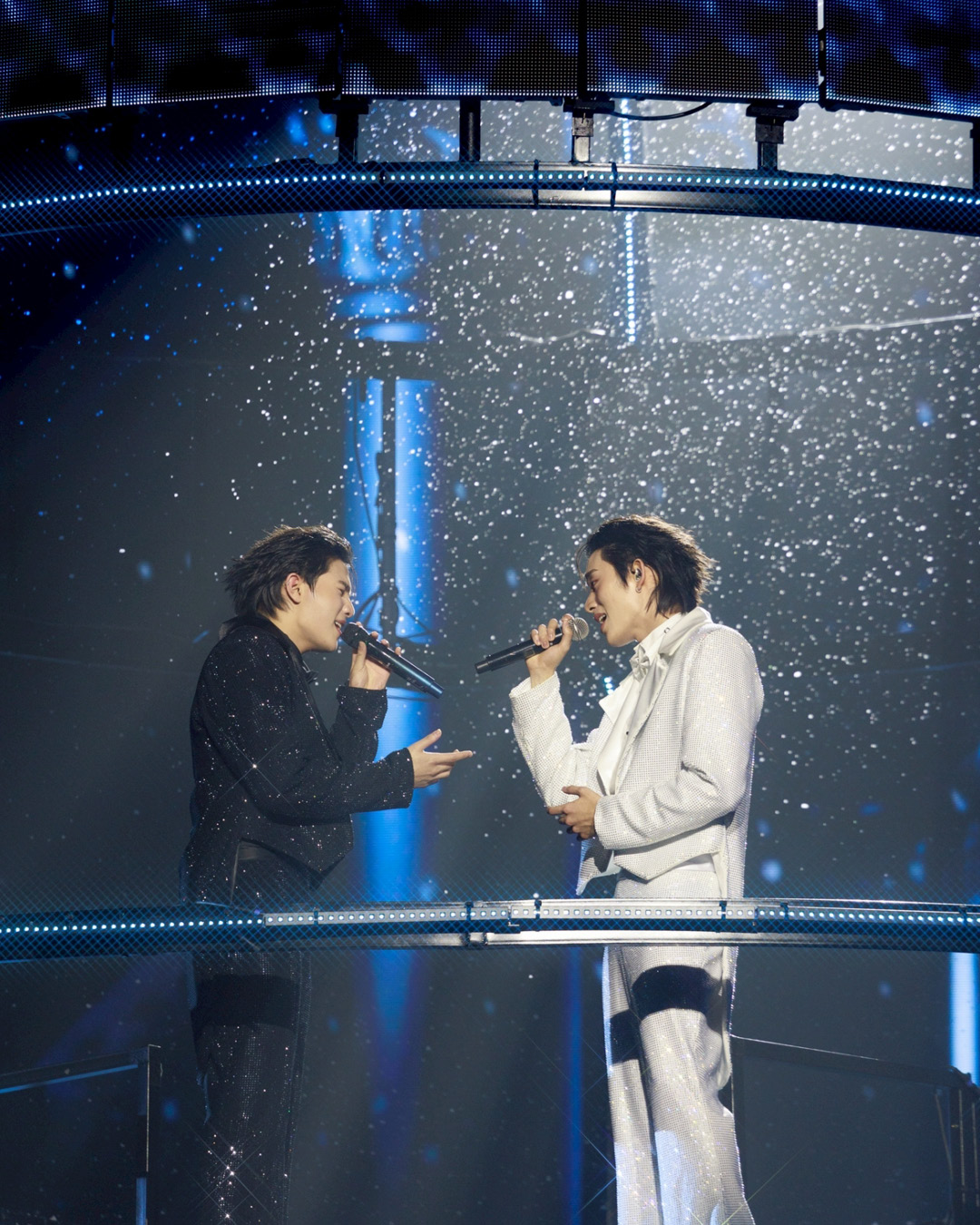 ภาพรวมนักแสดงชาย 24 คนจาก GMMTV บนเวทีคอนเสิร์ต LOVE OUT LOUD FAN FEST 2026: HEART RACE 28