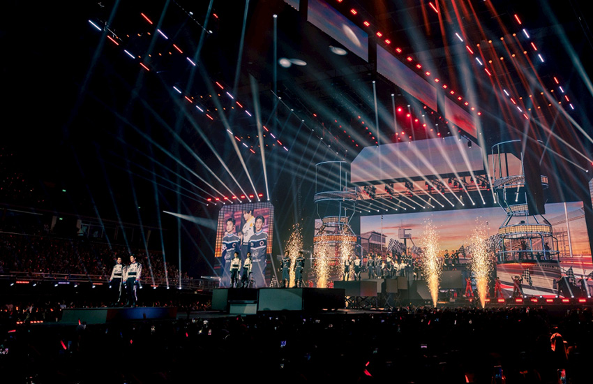 ภาพรวมนักแสดงชาย 24 คนจาก GMMTV บนเวทีคอนเสิร์ต LOVE OUT LOUD FAN FEST 2026: HEART RACE 3