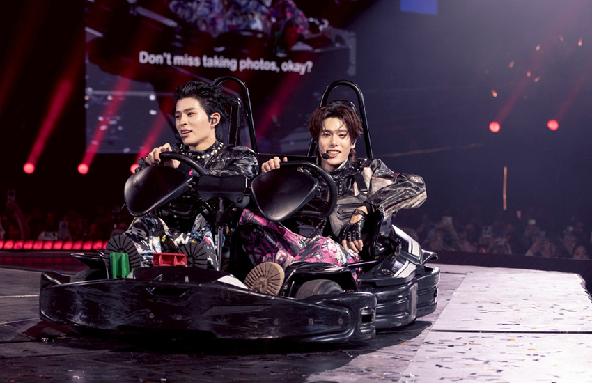 ภาพรวมนักแสดงชาย 24 คนจาก GMMTV บนเวทีคอนเสิร์ต LOVE OUT LOUD FAN FEST 2026: HEART RACE 31