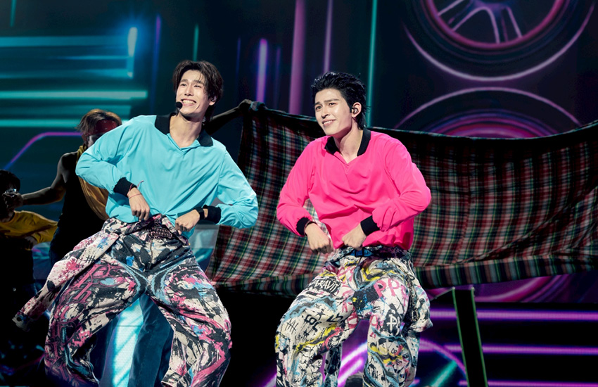 ภาพรวมนักแสดงชาย 24 คนจาก GMMTV บนเวทีคอนเสิร์ต LOVE OUT LOUD FAN FEST 2026: HEART RACE 32