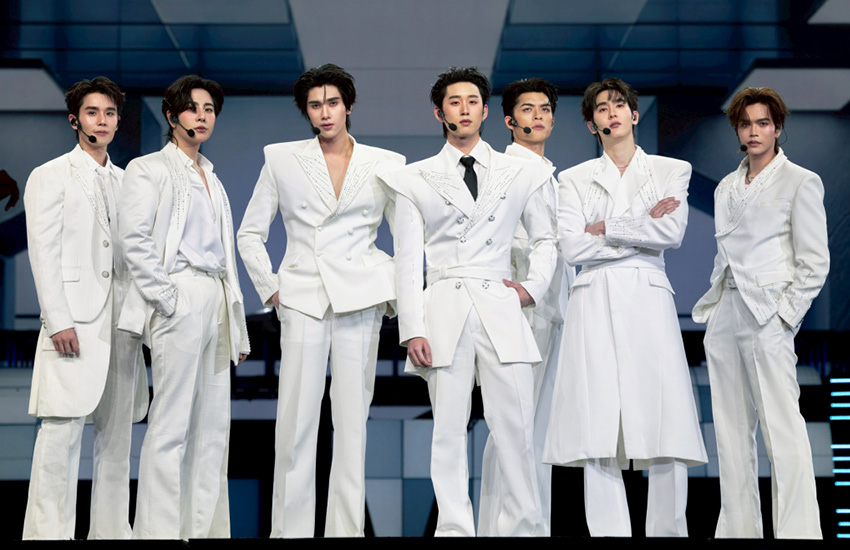ภาพรวมนักแสดงชาย 24 คนจาก GMMTV บนเวทีคอนเสิร์ต LOVE OUT LOUD FAN FEST 2026: HEART RACE 33
