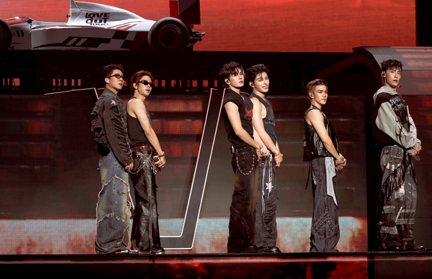 ภาพรวมนักแสดงชาย 24 คนจาก GMMTV บนเวทีคอนเสิร์ต LOVE OUT LOUD FAN FEST 2026: HEART RACE 34