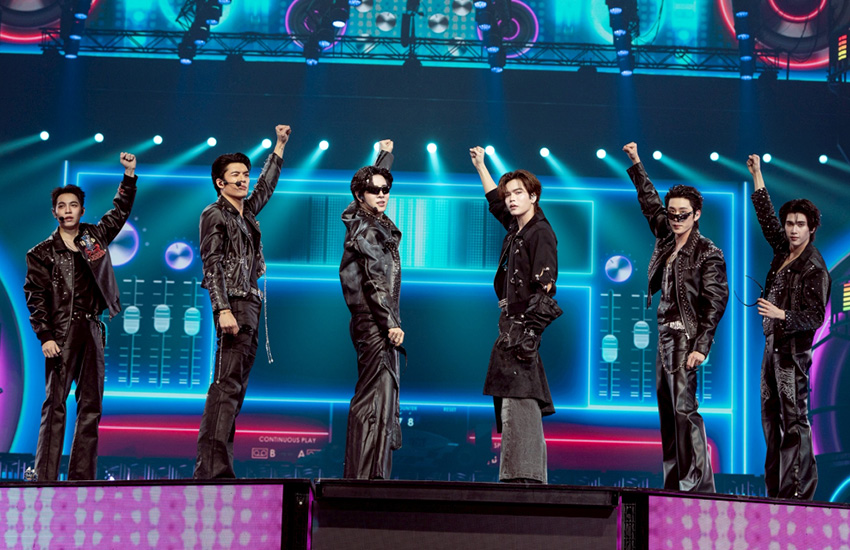 ภาพรวมนักแสดงชาย 24 คนจาก GMMTV บนเวทีคอนเสิร์ต LOVE OUT LOUD FAN FEST 2026: HEART RACE 35