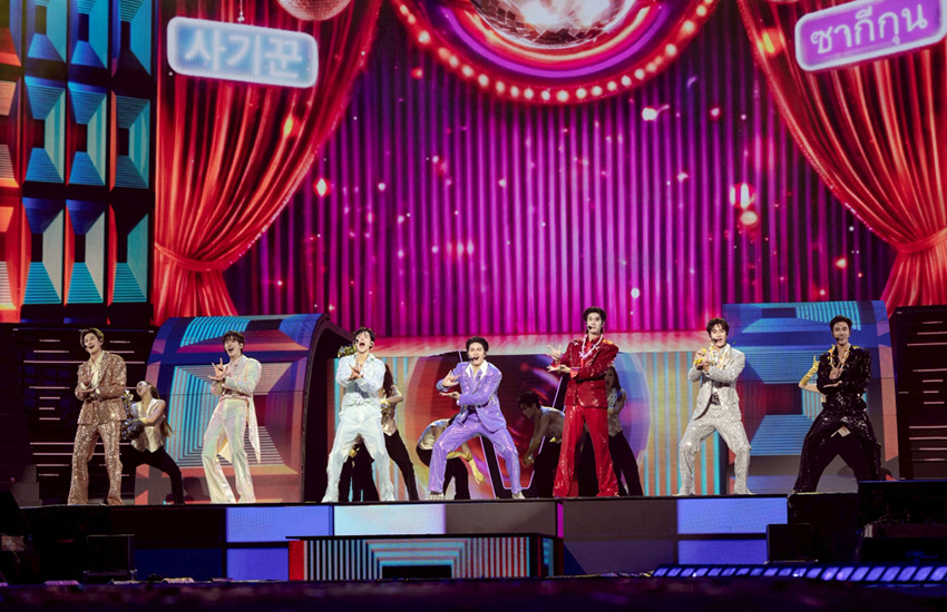 ภาพรวมนักแสดงชาย 24 คนจาก GMMTV บนเวทีคอนเสิร์ต LOVE OUT LOUD FAN FEST 2026: HEART RACE 36