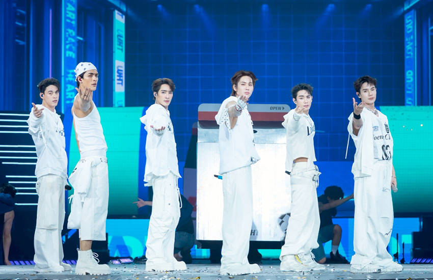 ภาพรวมนักแสดงชาย 24 คนจาก GMMTV บนเวทีคอนเสิร์ต LOVE OUT LOUD FAN FEST 2026: HEART RACE 37