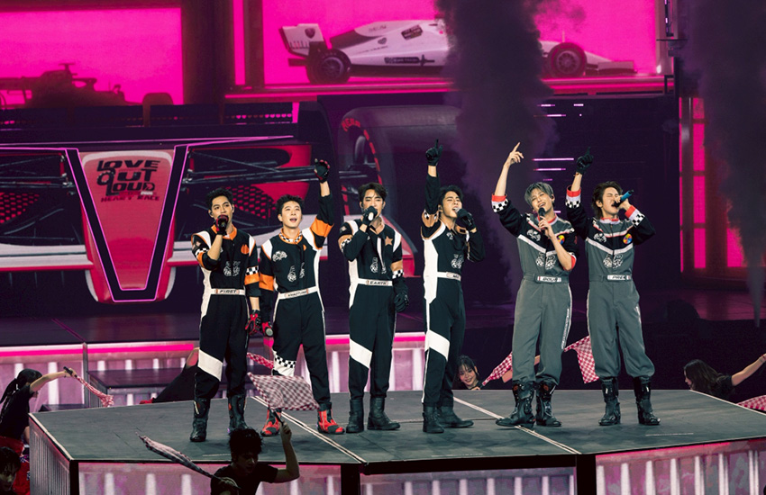 ภาพรวมนักแสดงชาย 24 คนจาก GMMTV บนเวทีคอนเสิร์ต LOVE OUT LOUD FAN FEST 2026: HEART RACE 4