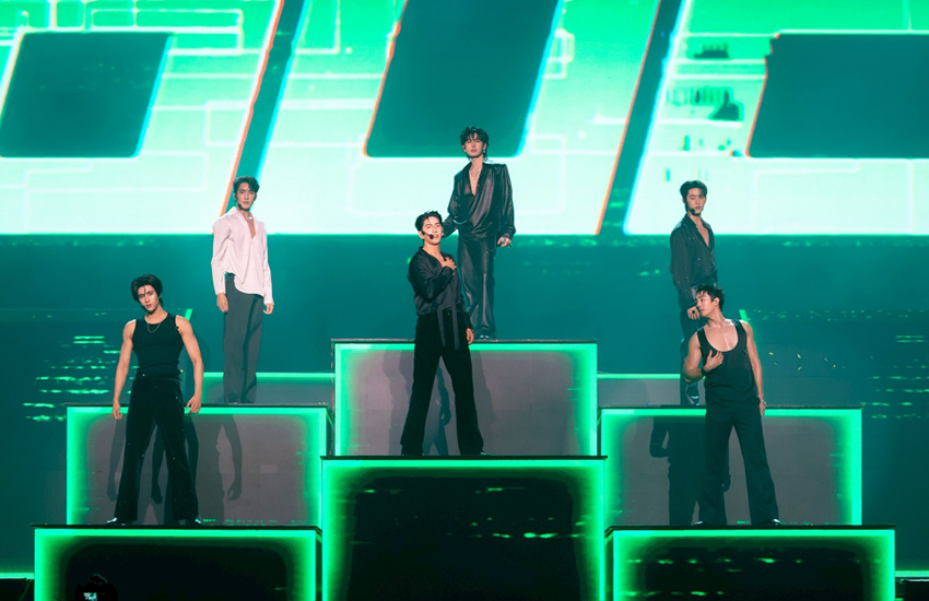 ภาพรวมนักแสดงชาย 24 คนจาก GMMTV บนเวทีคอนเสิร์ต LOVE OUT LOUD FAN FEST 2026: HEART RACE 40