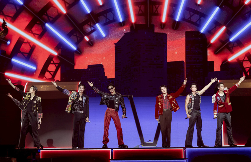 ภาพรวมนักแสดงชาย 24 คนจาก GMMTV บนเวทีคอนเสิร์ต LOVE OUT LOUD FAN FEST 2026: HEART RACE 42