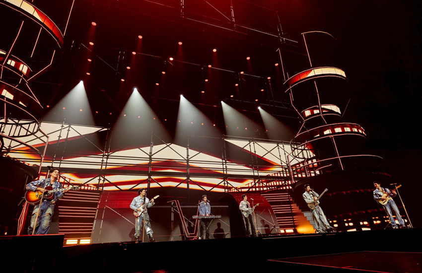 ภาพรวมนักแสดงชาย 24 คนจาก GMMTV บนเวทีคอนเสิร์ต LOVE OUT LOUD FAN FEST 2026: HEART RACE 43