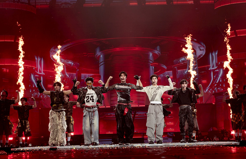 ภาพรวมนักแสดงชาย 24 คนจาก GMMTV บนเวทีคอนเสิร์ต LOVE OUT LOUD FAN FEST 2026: HEART RACE 44