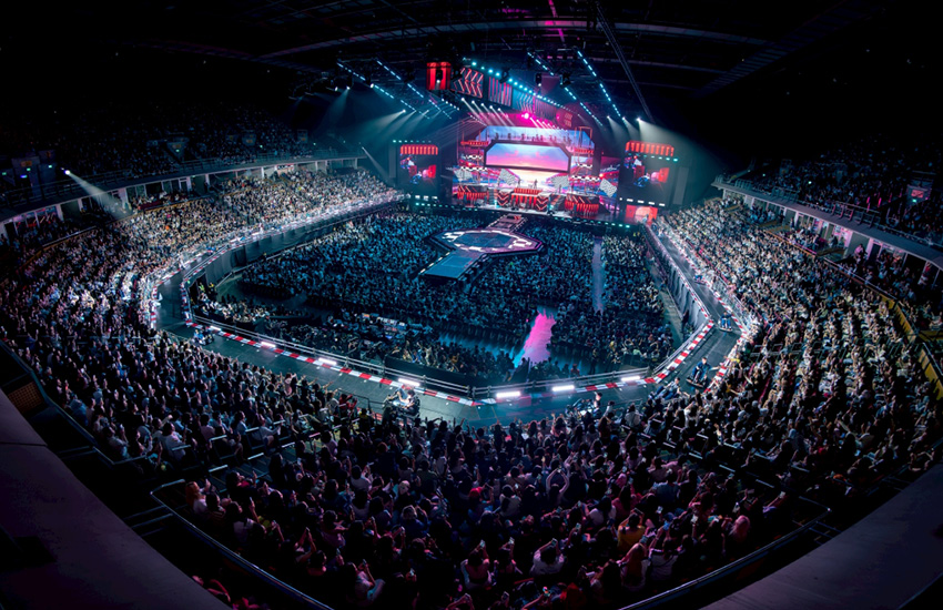 ภาพรวมนักแสดงชาย 24 คนจาก GMMTV บนเวทีคอนเสิร์ต LOVE OUT LOUD FAN FEST 2026: HEART RACE 45